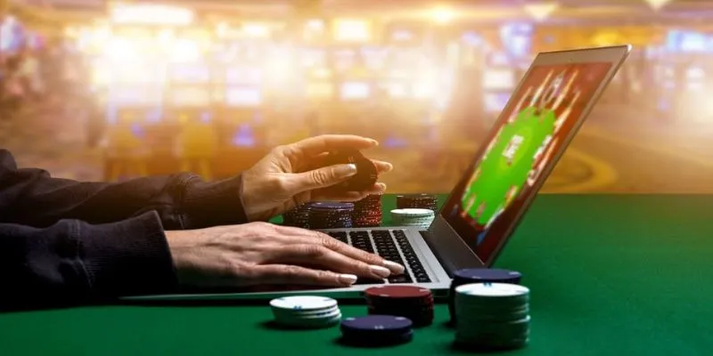 Cách chơi Poker thắng lớn: Chiến thuật theo từng giai đoạn vòng cược 2 Nắm vững luật chơi của Poker